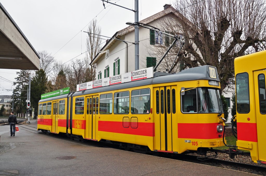 Da jetzt immer mehr Tangos abgeliefert werden, ist die Zeit der Be 4/6 Serie 101 - 115 bald abgelaufen. Hier steht Wagen 105 an der Endstation in Ettingen. Die Aufnahme stammt vom 13.01.2012.