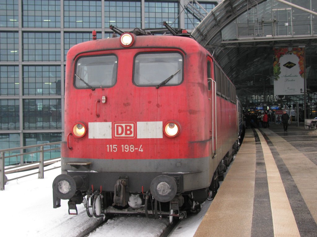 Da kam auch schon wieder was h�bsches um die Ecke gebogen. 115 198-4 mit dem D 441 nach Saratov am 13.02. in Berlin Hbf.