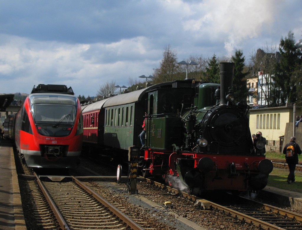 Da kam die Sonne wieder und der  Ersatz-RE  durfte neben der  Waldbrhl  bleiben. Waldbrhl bildete zusammen mit...
