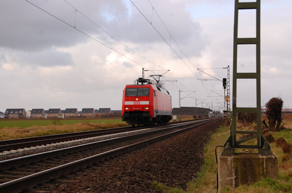 Da kommt 152 144-2 Lz zum �bergabebahnhof Nievenheim daher gefahren, gerad ist sie durch den HP Allerheiligen an der KBS 495 vorbei gekommen. Samstag 14.1.2012(zoom)