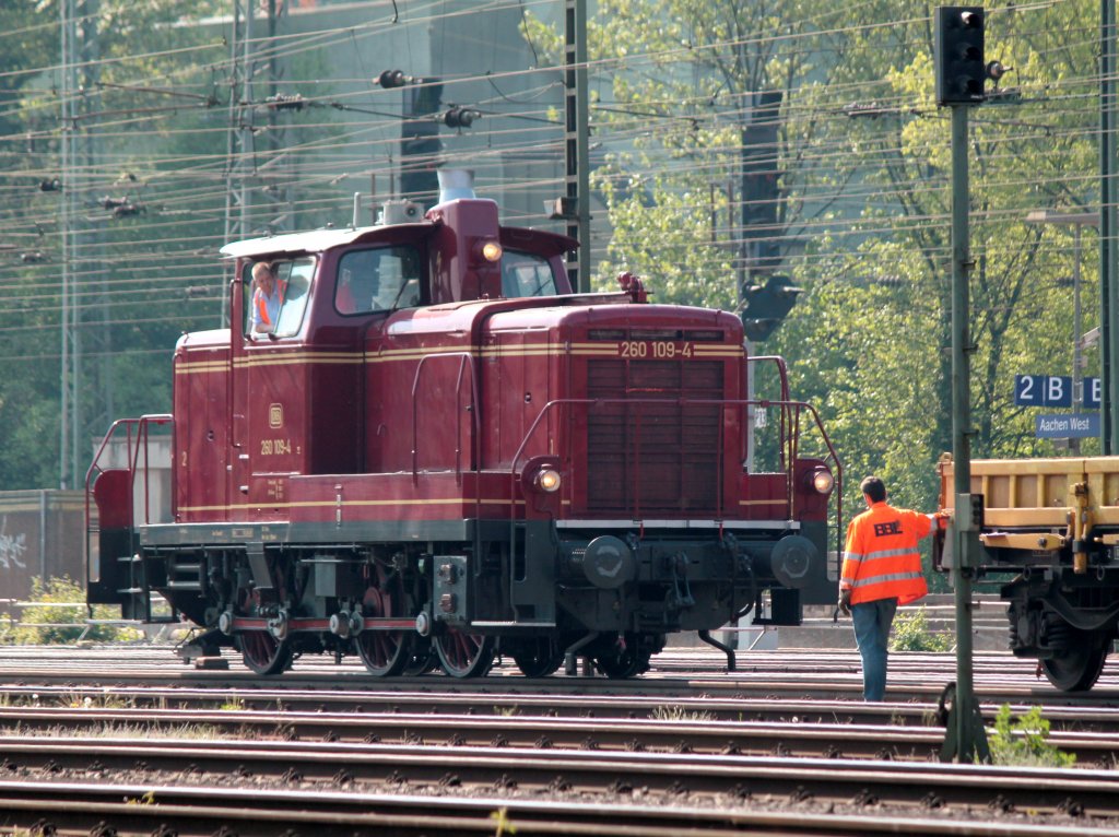 Da kommt Bundesbahnfeeling auf, 260 109-4 rangiert am 26.04.2011 in Aachen West vorsichtig an einen Bauwagen. Diese V60, Baujahr 1956, in ihrer ursprnglichen purpurroten Lackierung und DB Keks gehrt der Rheinischen Eisenbahn GmbH in Linz am Rhein.