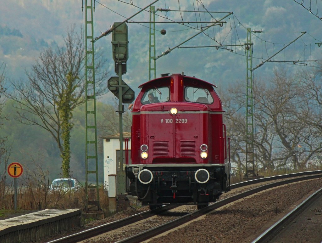 Da kommt Bundesbahnfeeling auf, V100 2299 fhrt am 03.04.2012 auf der rechten Rheinseite bei Leubsdorf Richtung Sden.