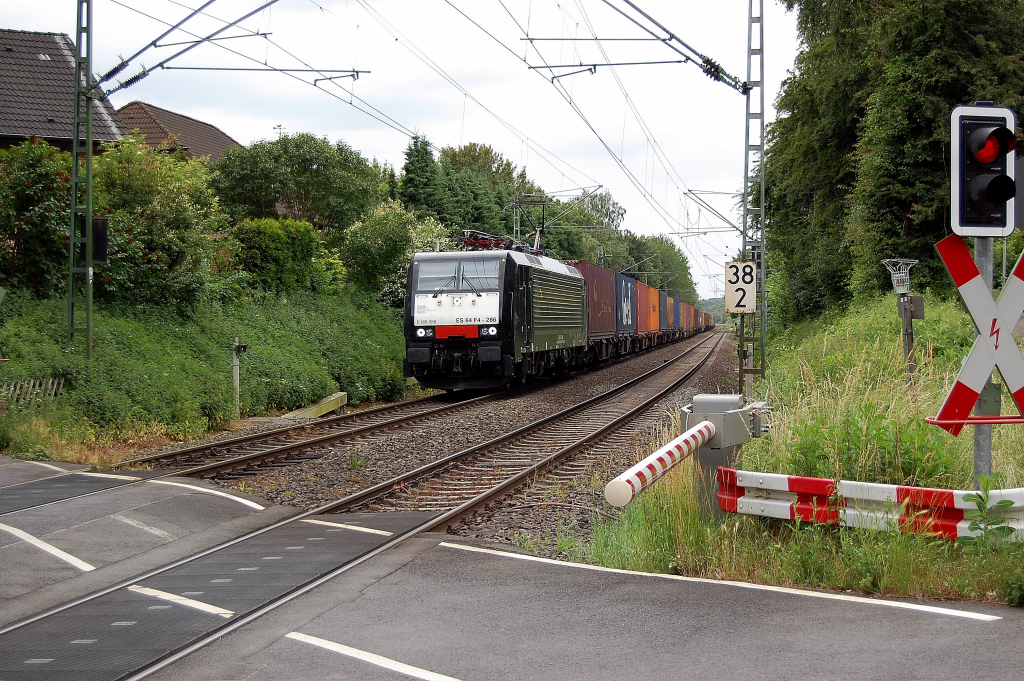 Da kommt ES 64 F4 286 mit einem Gterzug am Sonntagnachmittag durch Jchen. Sie fhrt in Richtung Kln, vielleicht ist ja Kln Eifeltor ihr Ziel, da es sich um einen Containerzug handelt. 20.6.2010
