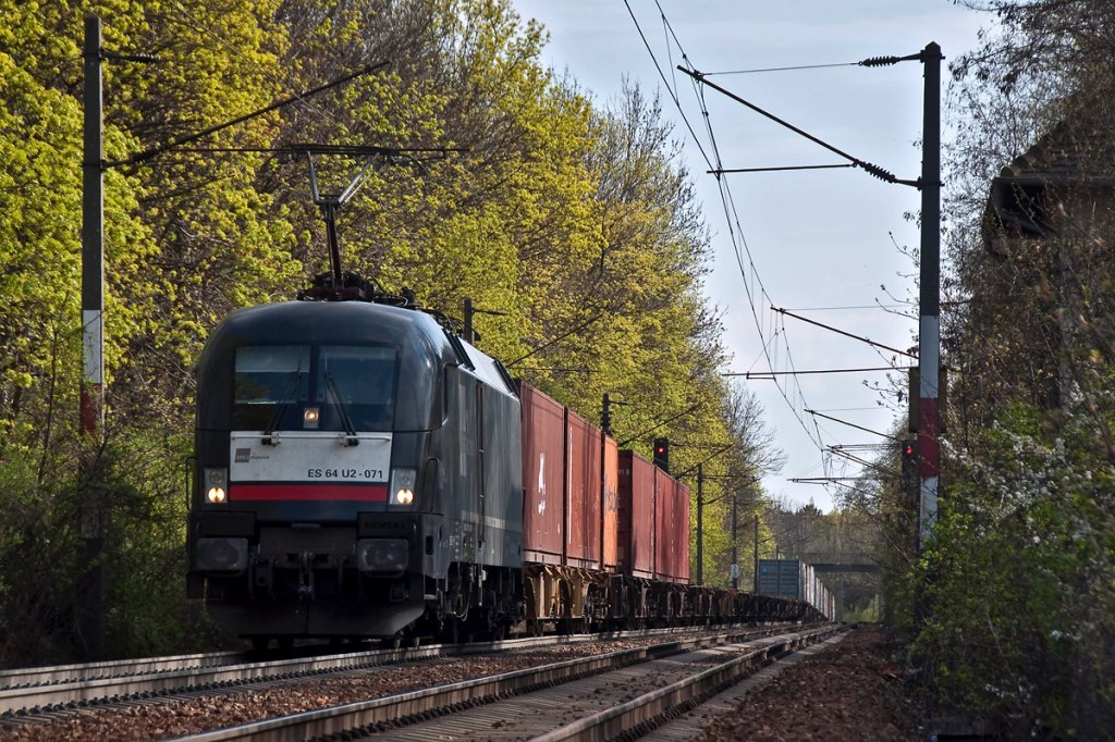 Da kommt mal was Privates, und dann auch noch von der falschen Seite. ES 64 U2 - 071 am 11.04.2012 in Wien Speising Richtung Wien Htteldorf.