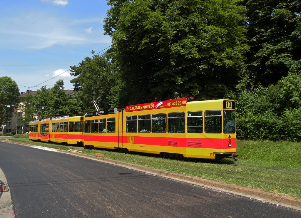 Da die Linie 10 und 11 während der Bauzeit am Bahnhof SBB nicht die normale Route fahren können, fahren die Linien 10 und 11 via Denkmal zum Aeschenplatz. Die Aufnahme stammt vom 02.07.2013.