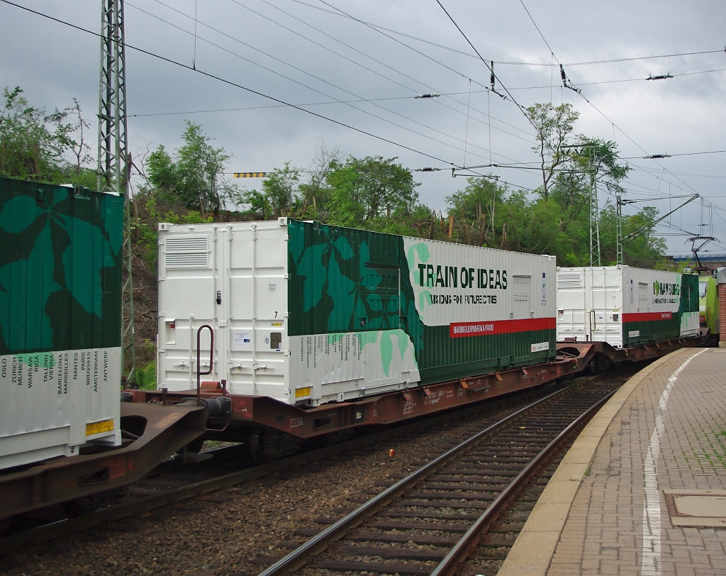 Da lohnt es sich auch mal ein Foto von einem Wagen, bzw. dessen Ladung zu machen, wenn der  Train of Ideas  durch Eichenberg gezogen wird. Zuglok war brigens am 17.05.2011 die 152 005.