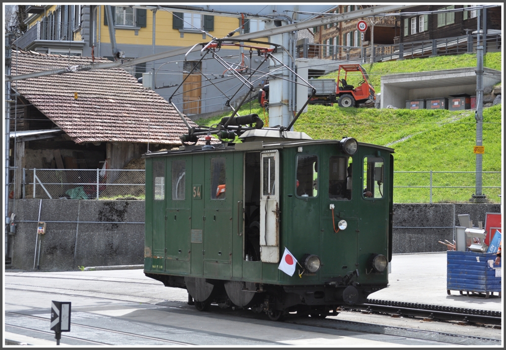 Da die meisten Gste der Jungfraubahnen aus Japan kommen, wird auch schon mal die He 2/2 54 aus dem Jahre 1909 mit einer japanischen Flagge geschmckt und so bestimmt von allen Japanern eifrig fotografiert. (25.04.2012)