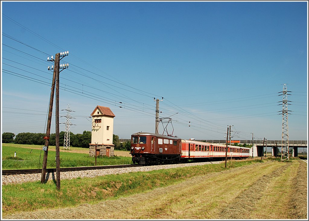 Da im Moment beide 4090 untauglich sind, wird auch der R 6809 mit einer 1099 gef�hrt. Im diesem Falle, also am 23.8.2010, war es die 1099 013. Da der Zug in Mariazell nur 3 Minuten Zeit hat, auf den R 6806 zu wenden, gibt es am Nachmittag meistens Versp�tungen von 15-30 Minuten.