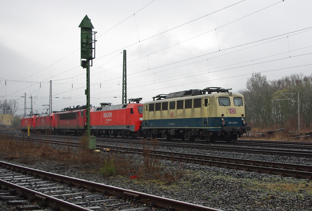 Da muss nat�rlich auch noch ein Nachschuss drin sein: 140 423-5 am Ende eines Lokzuges in Fahrtrichtung Norden. Aufgenommen am 17.03.2011 in Eschwege West.