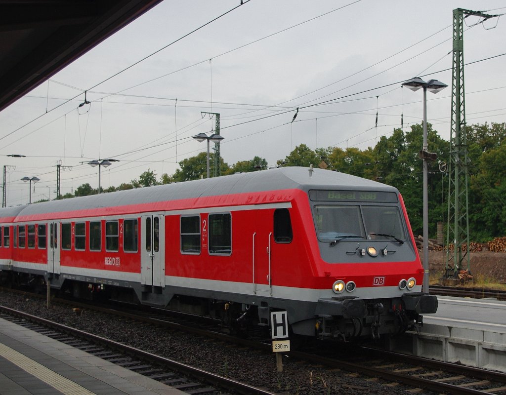 Da muss sich wohl jemand einen Scherz erlaubt haben, als er das Zugziel ins Display dieses Steuerwagens des in Gieen einfahrenden RE's eingab... Aufgenommen am 22.07.2010.