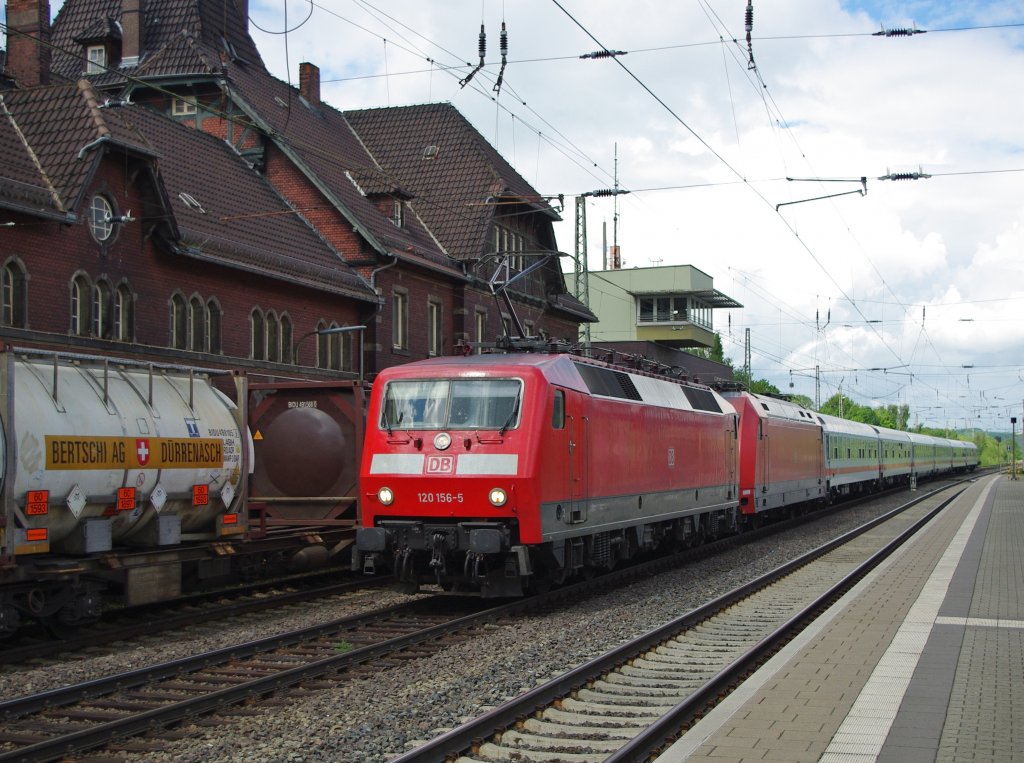 Da musste mal wieder die alte Technik ran. 120 156-5 zieht einen IC mit defekter 101 in Richtung Kassel durch Eichenberg. Aufgenommen am 30.05.2010.