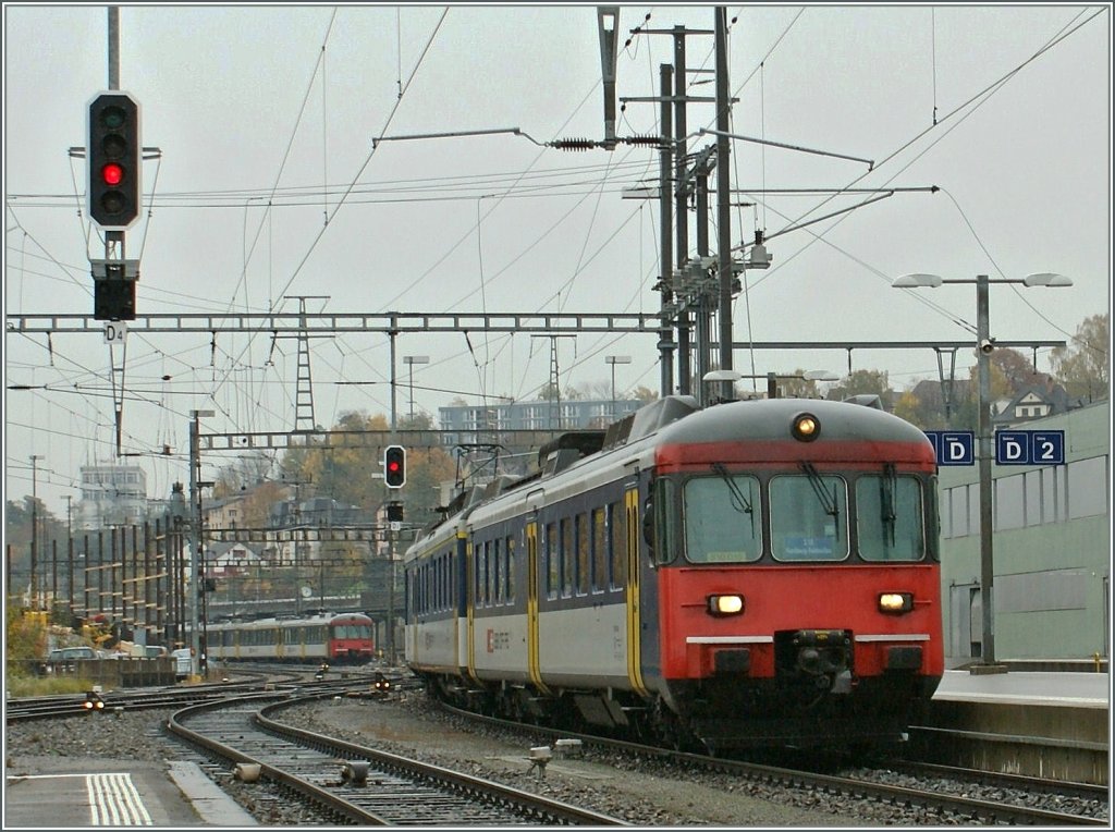 Da passte selbst das Wetter bei meinem Abschiedsbild vom RABDe 12/12: RABDe 510-015 als S 16 bei der Einfahrt in Schaffhausen am 28. Oktober 2008.