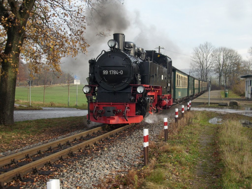 Da der Rasende Roland nur eine H�chsgeschwindigkeit von 30 Km/h hat war es mir am 14.November 2009 gelungen vor dem Zug in Posewald zusein und die 99 1784 bei der Durchfahrt zu fotografieren.