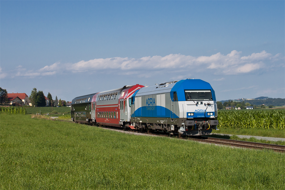 Da die RTS 2016.906 und .907 Unflle hatten, und im Plan B Verkehr weitere Lokomotiven bentigt wurden, kam die ganz neue  ADRIA TRANSPORT  2016.920 zum Einsatz. Hier mit R 4379 bei Gussendorf, 27.7.11 .