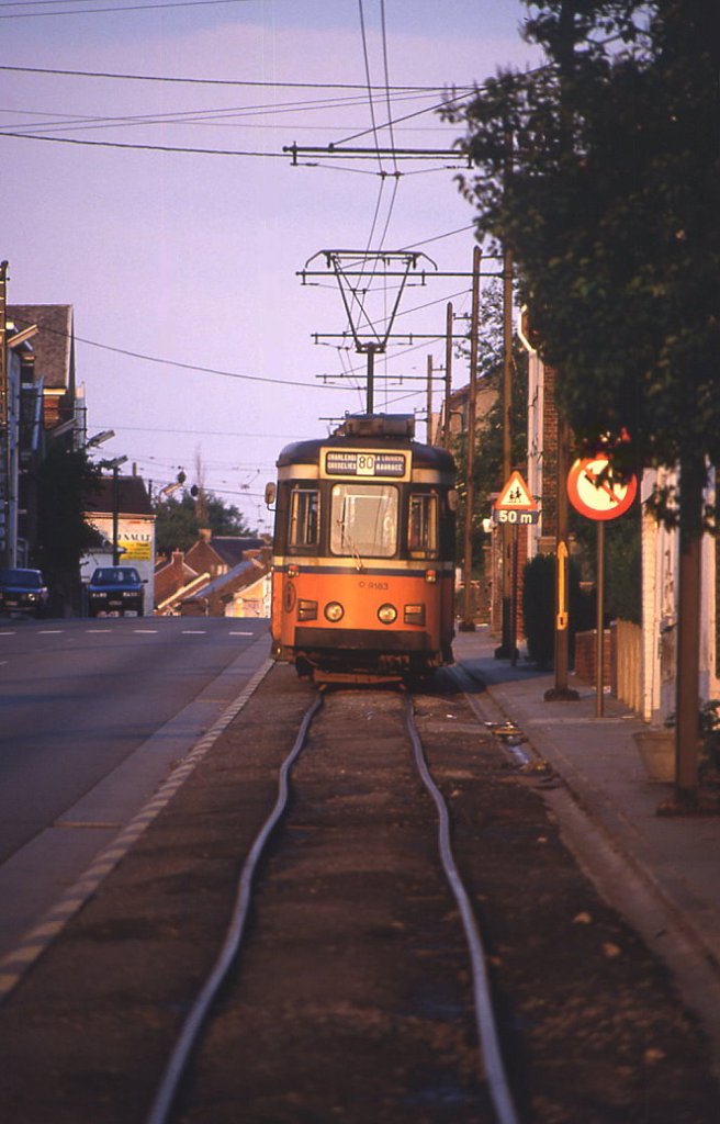 Da rumpelt er davon: SNCV Tw 9183 hat seine Fahrt nach Charleroi gerade erst begonnen. Kurz hinter der Endstelle in Trazegnies lsst die Gleisanlage erahnen, da das Ende der Linie bevorsteht, Einstellung war dann 10 Monate spter. 16.06.1987.