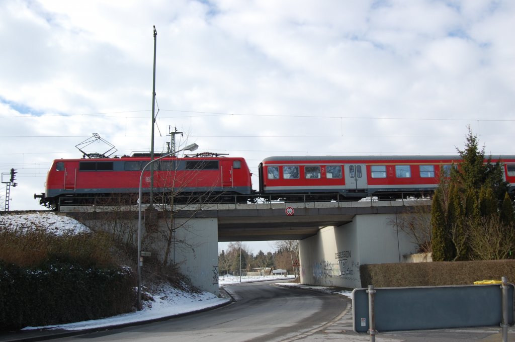 Da schiebt eine 111er einen N-Wagenzug durch den ehemaligen Bahnhof Viersen-Heimer. Hier zweigt die G�terumgehungsbahn nach Rheydt ab.
Bei dem Zug handelt es sich um eine Regionalbahn der Linie RE13 auf dem Weg nach Venlo. 16.02.2010