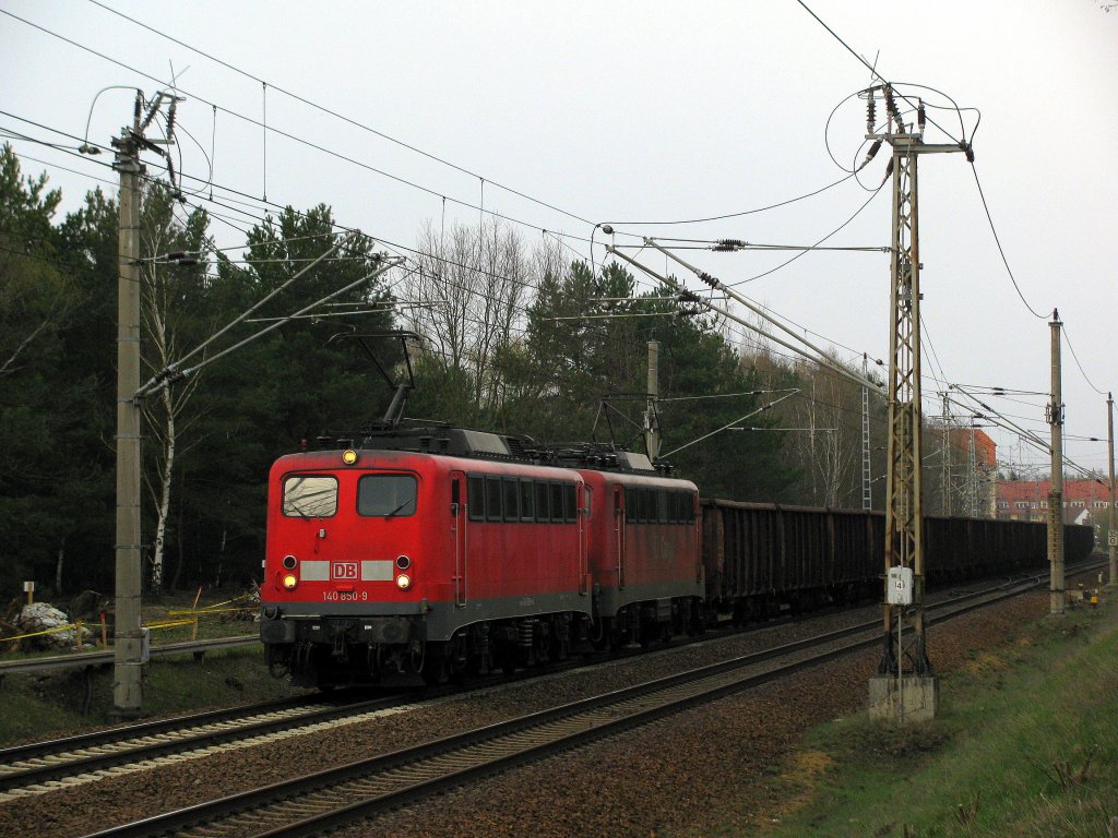 Da schlug das Herz hher, denn die Bahn schickte mir doch dieses sehr schne Doppel zum fast Abschied der Strecke, denn am 03.05. ist es fr ein Jahr vorbei. Es sind 140 850-9 und 140 834-3 (in schlechtem Zustand) mit dem Kohlenzug Knigs Wusterhausen - Spreewitz (CS 6XXXX) mit + 75. 
Mein erstes Doppel und nun hat der Kohlenzug wirklich alles gesehen, was die DB hat. 155er bespannen 95% der Zge, Drehstrom ist schon selten aber das ist echt der OBERHAMMER! Am 13.04. in Bestensee.