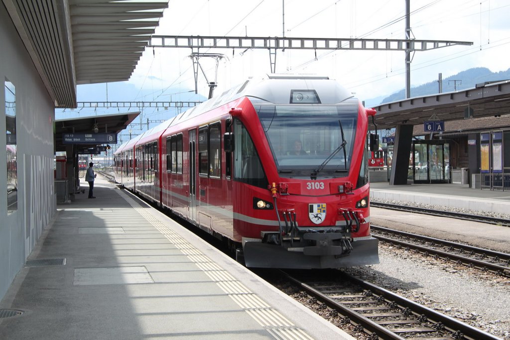 Da die seitliche Fahrzeugnummer des zu bernehmenden Zuges durch den Lokfhrer schlecht sichtbar war,werden bei allen ALLEGRA-Zgen(3- und 4-teilig)seit kurzem laufend zustzliche Front-Fahrzeugnummern direkt unter dem Fhrerstand
Frontfenster angebracht.Landquart 04.05.13
