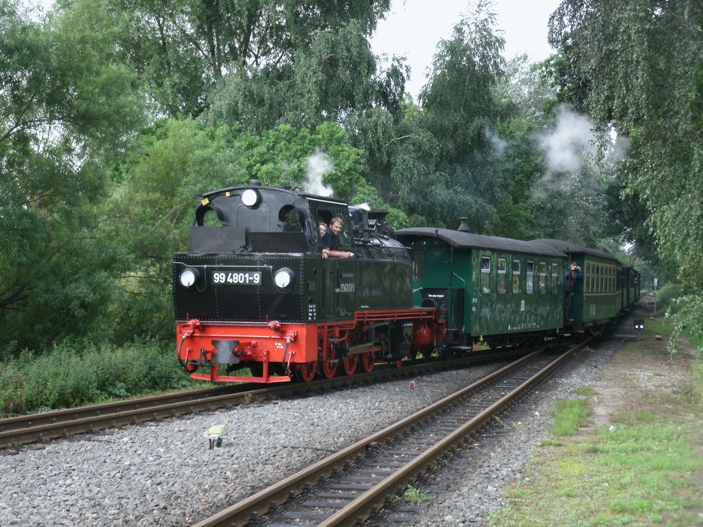 Da in Sellin Ost Kreuzungshalt ist,mute 99 4801 mit dem P 103,am 13.August 2011,vor der Einfahrt warten bis der Zug aus Ghren eingefahren war,danach konnte der P 103 Putbus-Ghren auch einfahren.