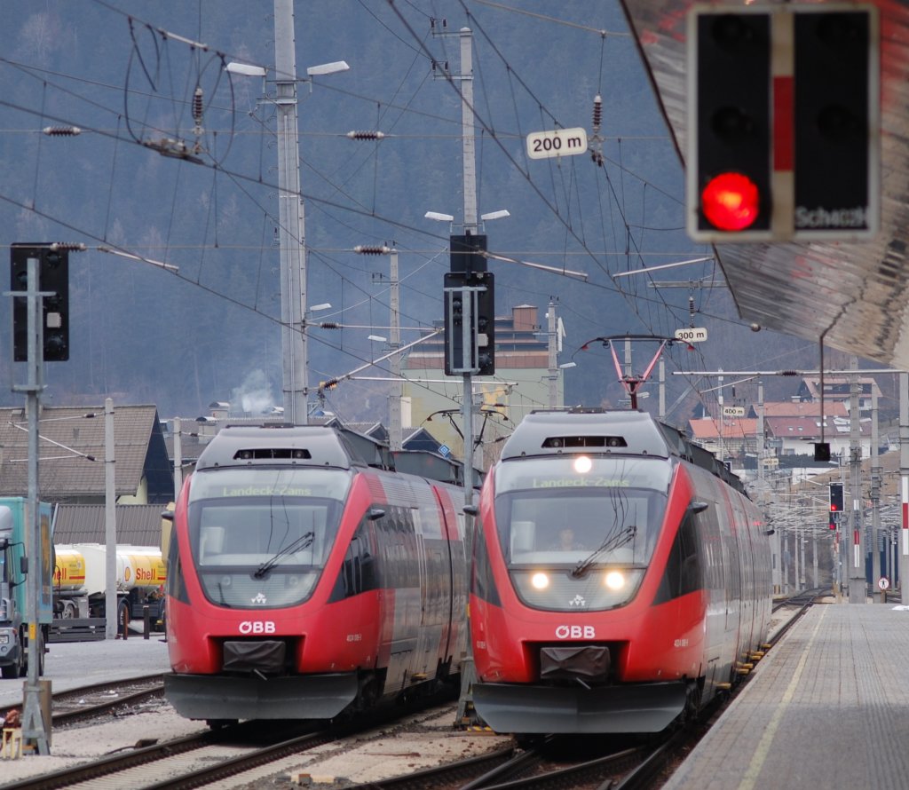 Da sieht man rot... Whrend 4024 086-3 abgestellt auf die nchste Leistung wartet kommt 4024 088-9 gerade aus Innsbruck in den Endbahnhof eingefahren.
4.1.2010