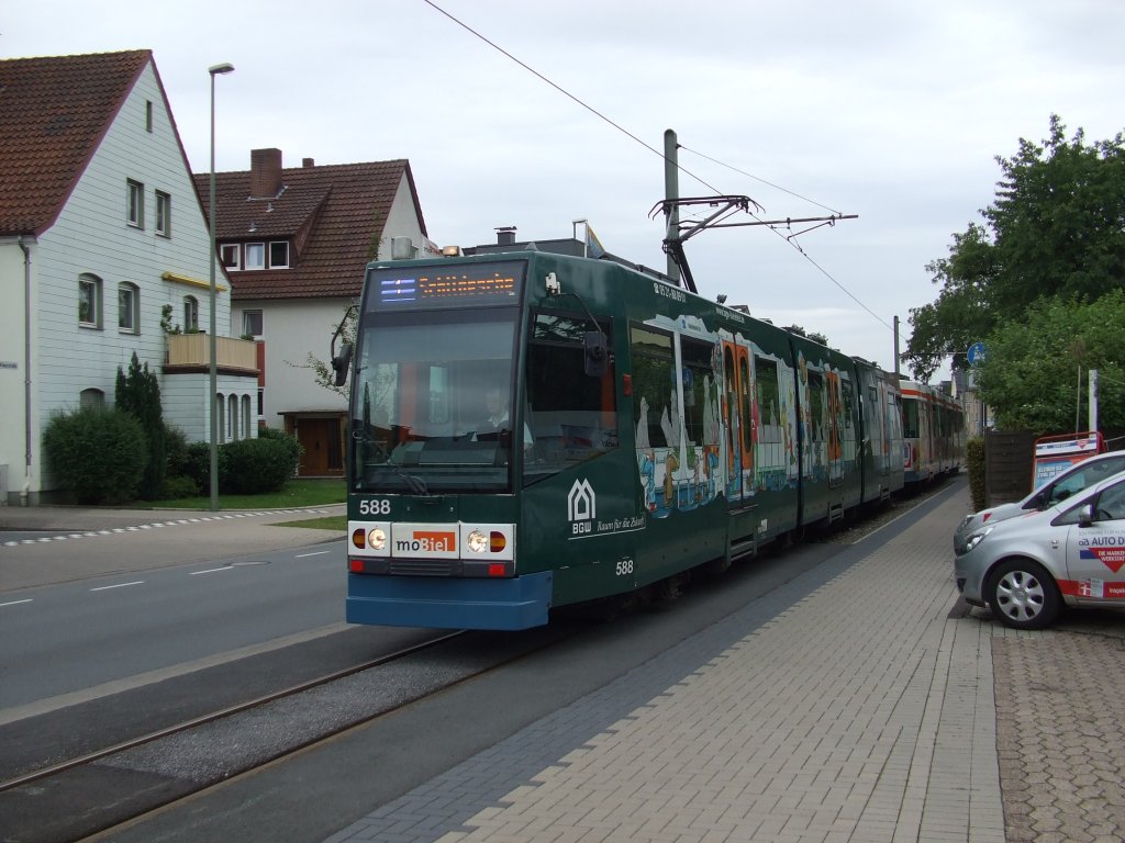Da in den Sommerferien 2011 die Haltestelle Kattenkamp umgebaut wird, endet die Linie 1 an der Haltestelle Deciusstra�e. Auf dem Bild fahren M8D 588 und M8D 589 gerade in Richtung Kattenkamp-Kehre, die w�hrend der Umbauarbeiten als Wendeanlage dient. 17.08.2011.