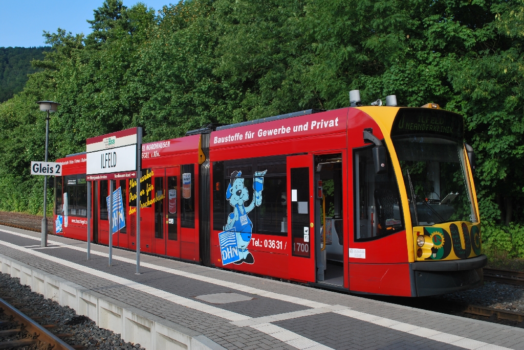 Da staunt man als Unwissender nicht schlecht, wenn einem auf der Harzquerbahn pltzlich eine Straenbahn aus Nordhausen abgebgelt begegnet. Die drei Combino Duo fahren mit ihrem BMW-Motor, der einen Generator antreibt, bis Ilfeld-Neanderklinik. Eine Ausweitung der befahrenen Strecken ist angedacht, allerdings mssen hierzu weitere Weichen der Harzquerbahn umgebaut werden, da sonst die Magnetschienenbremse hngen bleibt. (Photo: 03.08.2010)
