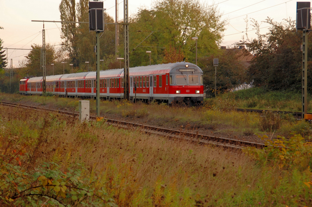 Da staunte ich, ein N-Wagenzug mit 111 116 in Boisheim Richtung Kaldenkirchen unterwegs, nach einem kurzen Halt ging es weiter. Eigentlich ist die Eurobahn doch fr Personenverkehr zustndig?
Der VT 6.02 war kurz vorher am Bahnsteig als RE13. 22.10.2010