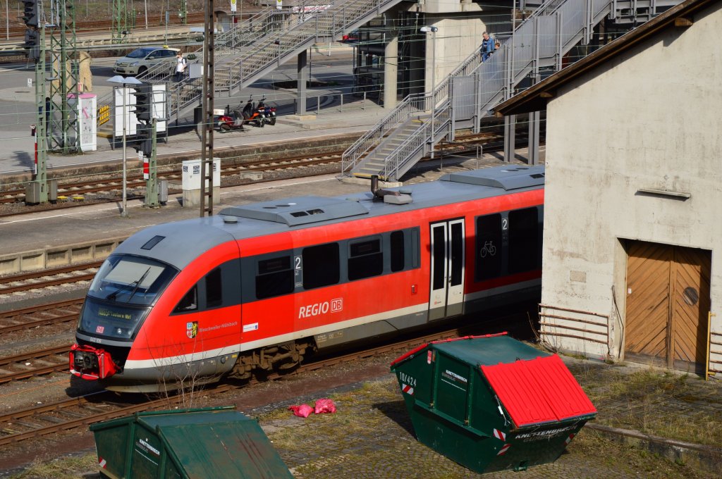 Da steckt der 642 106 seinen Kopf hinter dem Schuppen hervor und verr�t uns seinen Namen: Rieschweiler-M�hlbach. Foto ist in Bingen am 14.4.2013 entstanden.