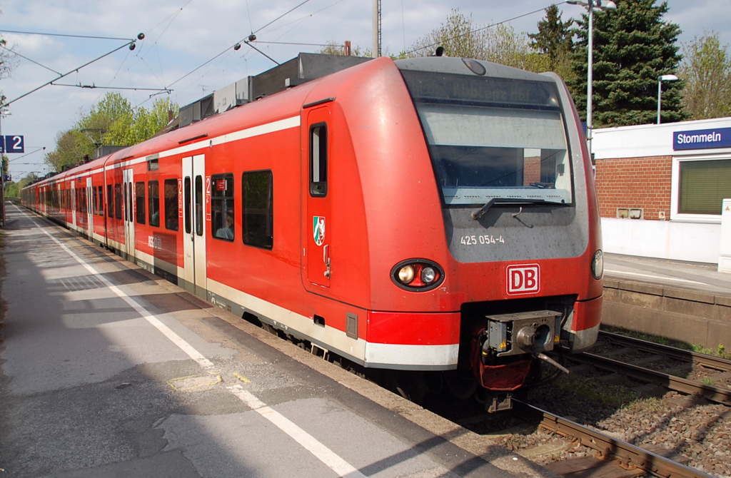 Da steht 425 054-4 als Fronttriebwagen der RE 8 nach Koblenz im Bahnhof Stommeln abfahrbereit, nchster Halt ist Pulheim. 17.4.2011