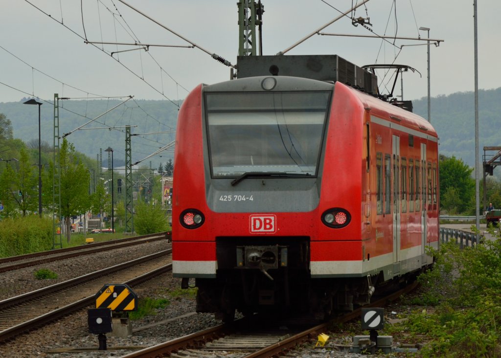 Da steht der 425 704-4 zwischen Mosbach Baden und Mosbach West auf dem Zufahrtsgleis zur Firma Gmeinder abgestellt und pausiert am 3.5.2013