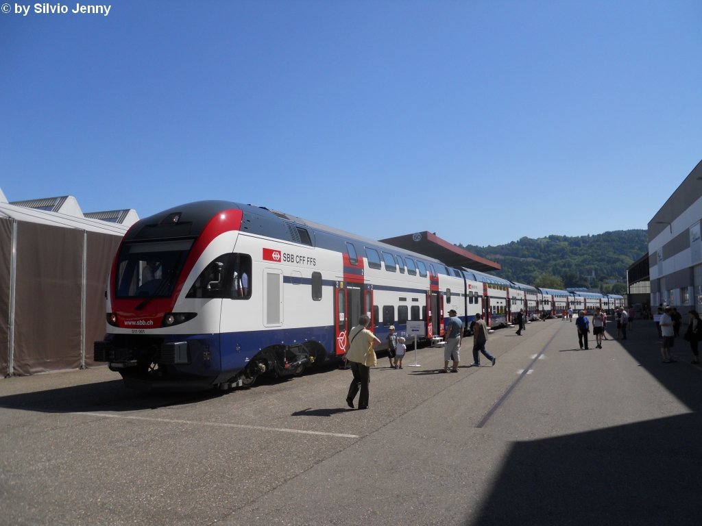 Da steht er, der neue RV-Dosto RABe 511 001-5 am 5.6.2010 auf dem Areal der Stadler Rail in Altenrhein anlsslich dem Tag der offenen Tr. Im Gegensatz zum DTZ ist er 6-teilig, und die Sitze sind bequemer. Die ZVV-Pendler knnen sich auf dne planmssigen Einsatz freuen...