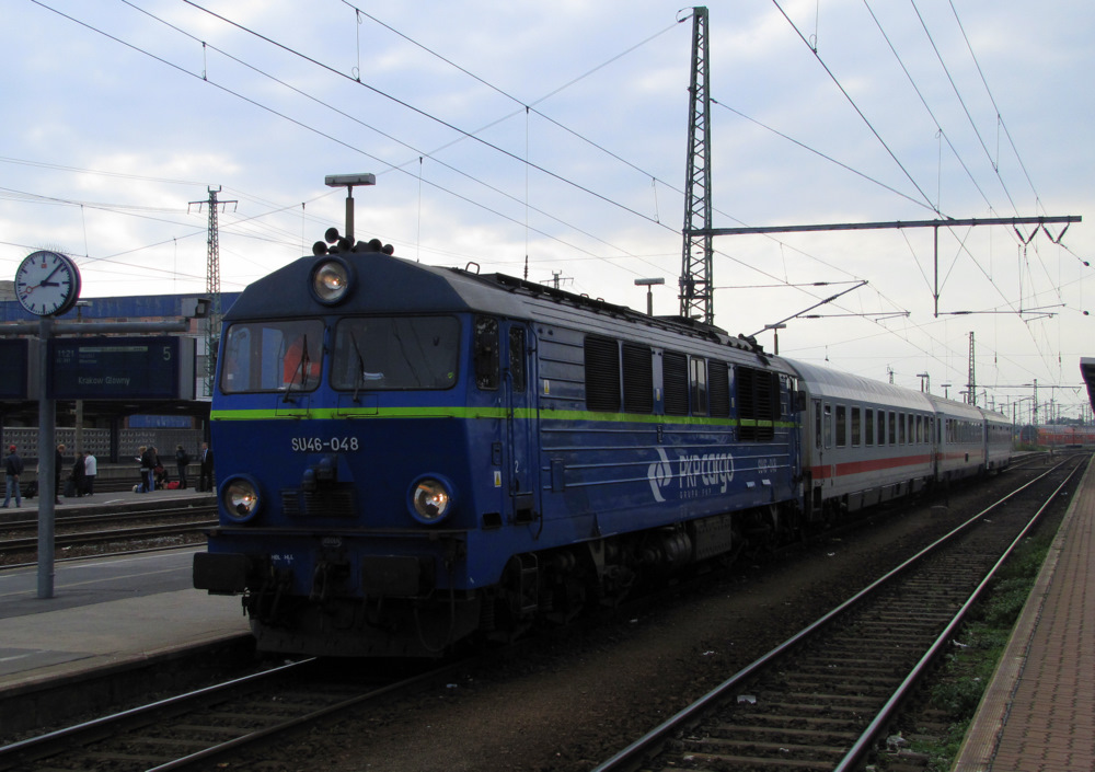 Da steht er nun bereit der EC 341  Wawel  nach Krakow Glowny mit SU46-048. Mit exakt 4 Stunden Versptung wird er den Bahnhof Cottbus verlassen. 04.10.2010
