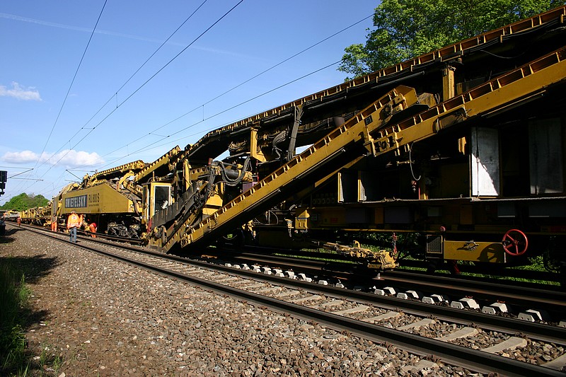 Da steht der Gigant,und arbeitet sich St�ck f�r St�ck Richtung Etterzhausen vorran.(KBS 880,23.5.2010)
