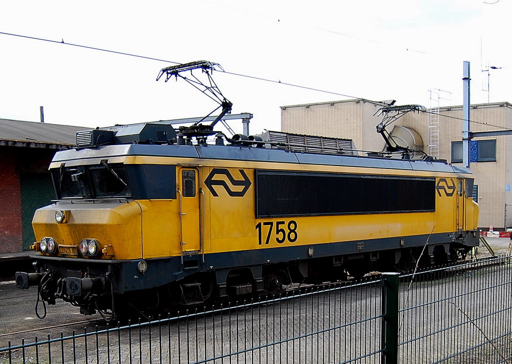 Da steht Sie, Lok 1758 der NS quasi doppelt gebgelt im Bahnhof von Venlo und harrt der Dinge die noch kommen.
Ostermontag 5.4.2010.