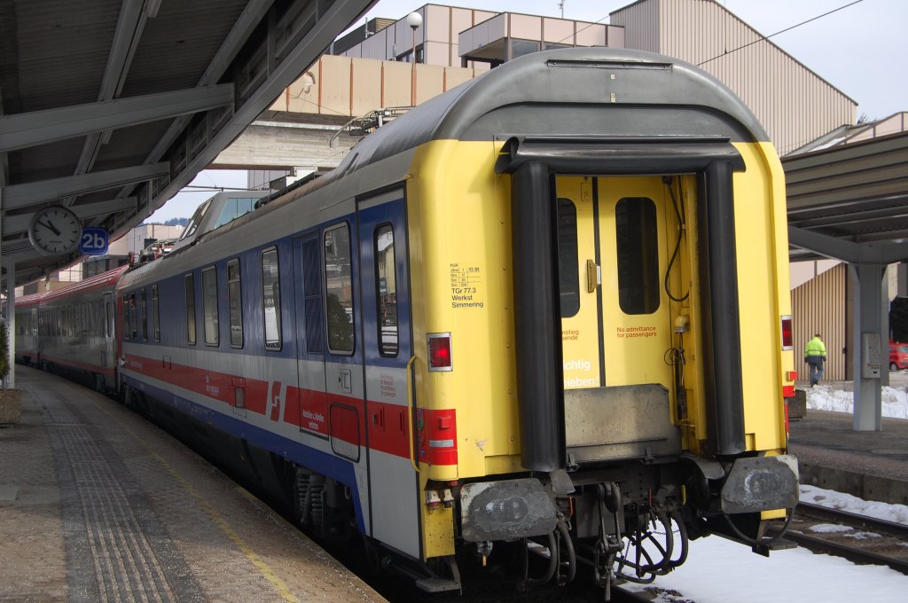 Da steigt man nichts-ahnend in Innsbruck in den Zug in den letzten Wagen ein udn in Kufstein hngt dann pltzlich noch einer hinten dran - so ges(ch)ehen am 8.2.2010 am OEC 561. Beim Wagen handelt es sich um  Viktor  - genauer um einen Messwagen der in Innsbruck beheimatet ist. Man beachte die Glaskanzel...