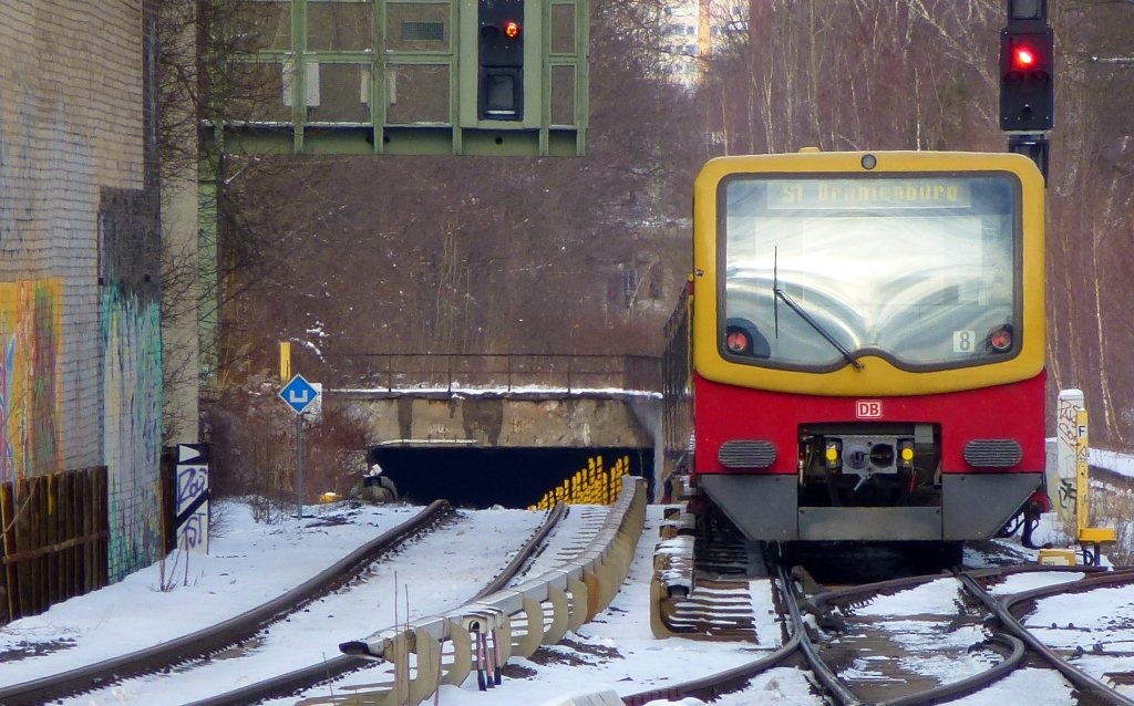 Da taucht sie ab!S1 n. Oranienburg bei der Einfahrt in den kurzen Tunnel/Unterfhrung unter den Gleisen der ehem. Zufahrt zum Potsdamer Bhf.