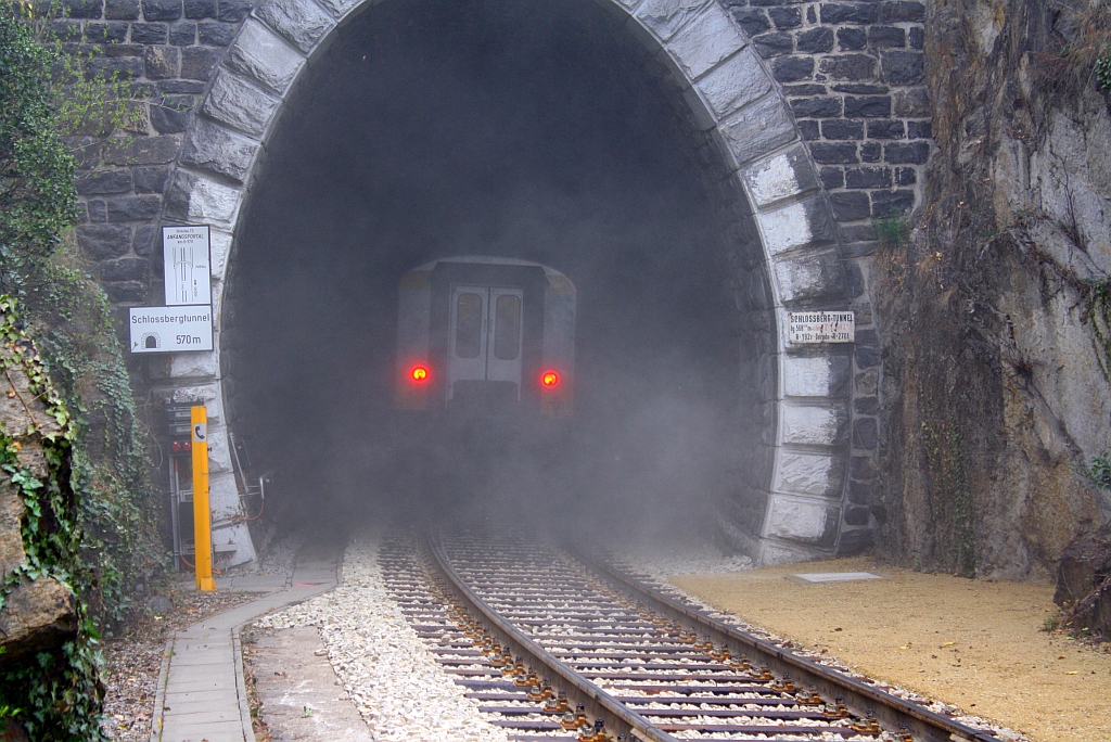 Da die Trasse erst krzlich erneuert wurde, wirbelt der Luftpolster des R16954 jede Menge Staub auf. Sdportal des 570m langen Schlossbergtunnel beim Bf. Drnstein-Oberloiben am 31.Mrz 2012.

