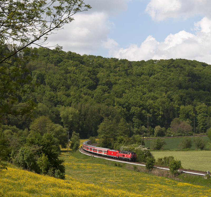 Da ber das Pfingstwochenende auf der Gubahn eine neue Brcke eingebaut wurde und somit die Strecke hinter Horb am Neckar gesperrt war, wurden die Regionalexpresszge ber die KBS 774 via Tbingen nach Stuttgart Hbf umgeleitet. Da die sg. Nagoldtalbahn jedoch nicht elektrifiziert ist, wurde eine 218 davorgespannt. Zustzlich wurde mit n-Wagen gefahren, da die sonst blichen Doppelstockwagen nicht durch den Sulzauer Tunnel auf der Strecke passen. Hier sieht man 218 495-0 + 146 226-6 als RE 19610 (Singen (Hohentwiel) - Stuttgart Hbf) bei Mhlen.