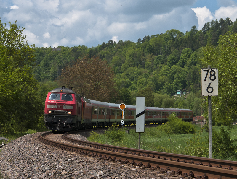 Da ber das Pfingstwochenende auf der Gubahn eine neue Brcke eingebaut wurde und somit die Strecke hinter Horb am Neckar gesperrt war, wurden die Regionalexpresszge ber die KBS 774 via Tbingen nach Stuttgart Hbf umgeleitet. Da die sg. Nagoldtalbahn jedoch nicht elektrifiziert ist, wurde eine 218 davorgespannt. Zustzlich wurde mit n-Wagen gefahren, da die sonst blichen Doppelstockwagen nicht durch den Sulzauer Tunnel auf der Strecke passen. Hier sieht man 218 456-2 + 146.2 (abgebgelt hinter der 218) mit RE 19612 (Singen (Hohentwiel) - Stuttgart Hbf) am 23. Mai 2010 bei Mhlen.
