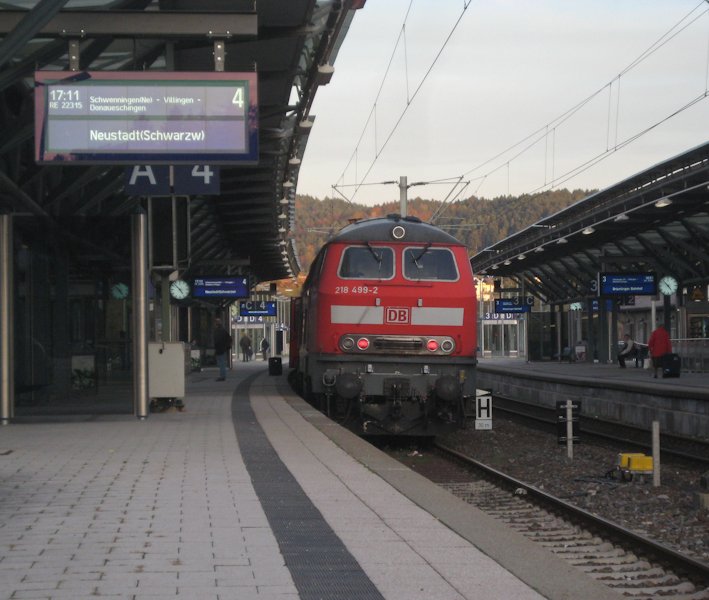 Da w�hrend der Herbstferien einige 611er anderswertig genutzt werden mussten, und so ein Mangel entstand, wurden einzelne Z�ge der Linie Rottweil-Neustadt-Ulm mit der Baureihe 218 und 3 Silberlingen gefahren. Hier sieht man 218 499-2 am 27. Oktober 2009 mit RE 22315 (Rottweil-Neustadt(Schwarzw) in Rottweil.