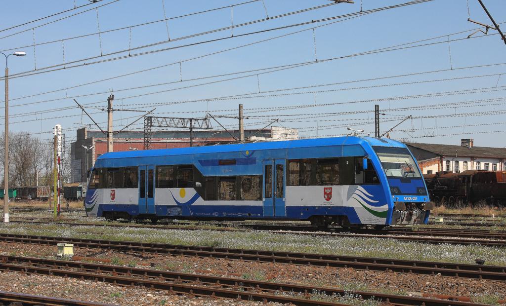 Da wo in Polen noch Nebenbahnen bedient werden, sind meistens moderne
Triebwagen eingesetzt. Ein Knoten fr diese Fahrzeuge ist Elk.
Am 28.4.2012 fuhr dort der Verbrennungstriebwagen SA 106007 an mir vorbei.