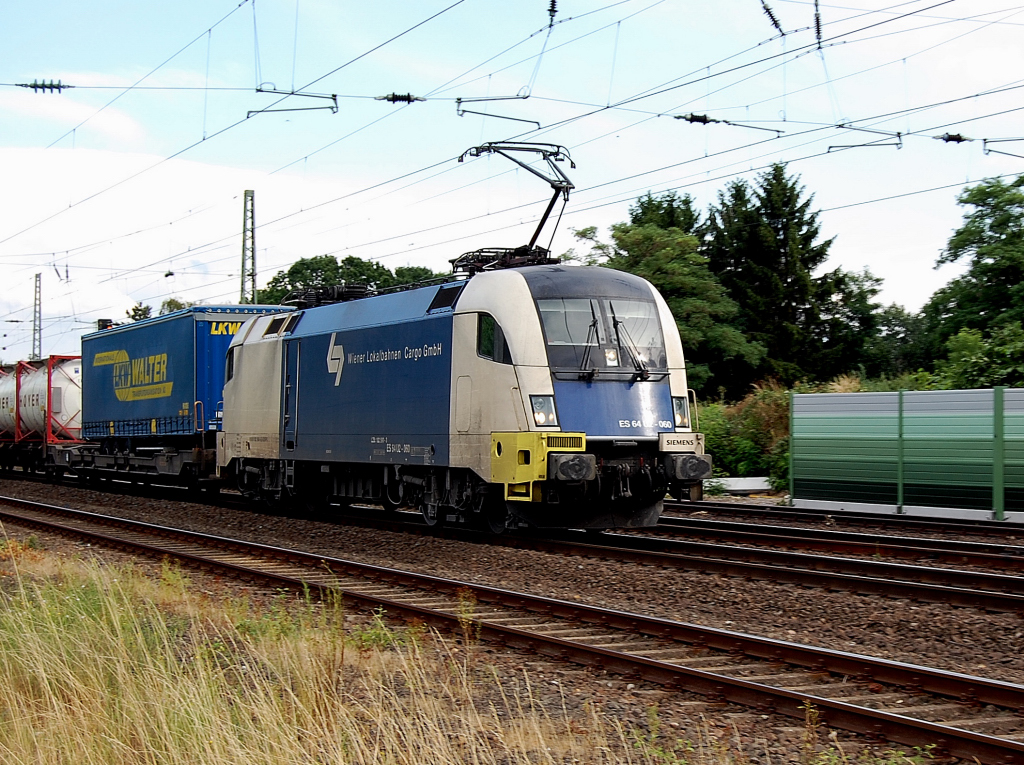 Da zieht die Lok 182 560-3 der Wiener Lokalbahn Cargo einen Containerzug durch Neuss-Norf. Ja ist Neuss ein Vorort von Wien?;-)17.7.2010