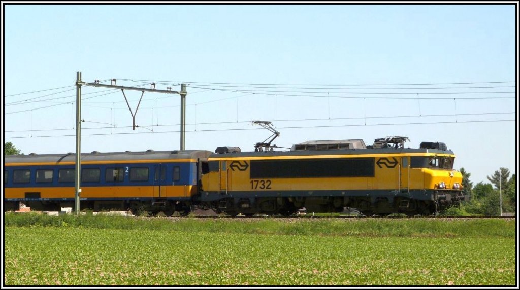 Da zischt Sie vorbei,die 1732 der NS mit einen IC am Haken. Bildlich festgehalten
im Mai 2012 bei Echt/NL.