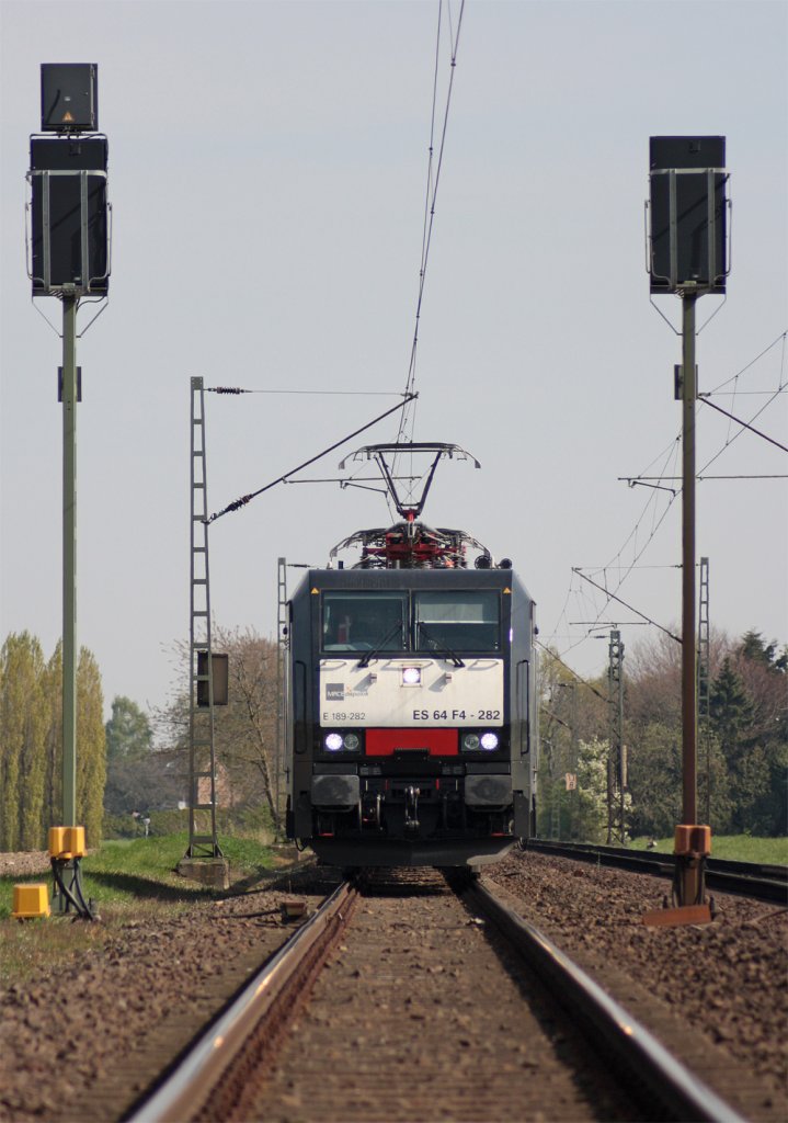 Da dieser Zug, mal wieder, vor Hp0 warten musste, bot mir das die Gelegenheit, vom B� aus auch diesen Zug einmal frontal abzulichten. 189 282 mit einem Umleiter Richtung Venlo bei Breyell am Km 14.1, 24.4.10