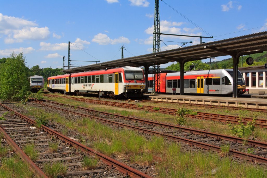 Daadetalbahn 628 677-7 der Westerwaldbahn (WEBA)  am 01.05.2011 am Bahnhof Betzdorf/Sieg (Gleis 103). Hinten am Gleis 101 steht ein GTW 2/6 der Hellertalbahn.