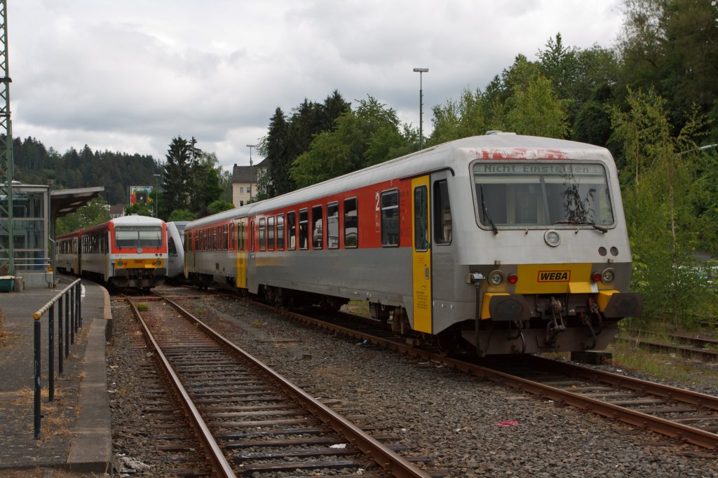 Daadetalbahn VT/VS 51 (BR 628.4) der Westerwaldbahn (WEBA) am 13.06.2011 abgestellt am Bahnhof Betzdorf/Sieg. Der Trieb-/Steuerwagen wurden 1994 bei D�WAG unter den Fabrik-Nr. 91341/91342 gebaut. Hinten links steht 628 677-7 (Daadetalbahn) der Westerwaldbahn (WEBA).