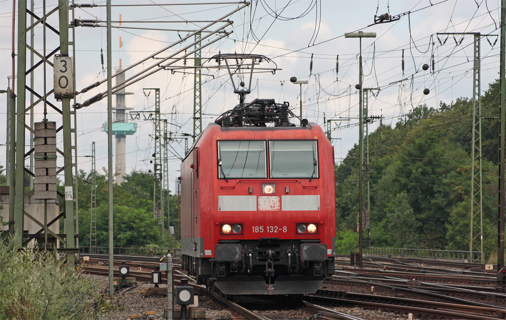 DACH-Lok 185 132-8 bei der Einfahrt in K�ln Gremberg, 5.8.10