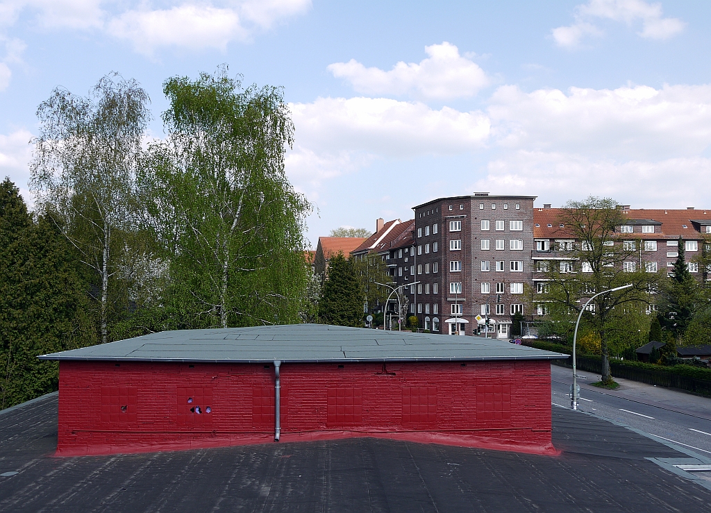 Dachansicht der Hamburger S-Bahnstation  Alte Whr . Der Bau von 1931, umgeben von Blocks des sozialen Wohnungsbaus aus den 20e Jahren, ist zugekleistert und entstellt - schade! 5.5.2013