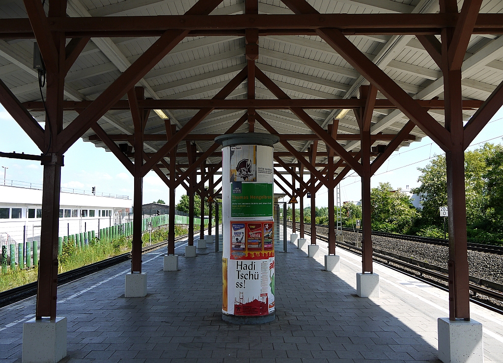 Dachkonstruktion der Hamburger S-Bahnstation  Rothenburgsort . Erbaut 1907 und - bis auf die Betonfe der Pfeiler - im Originalzustand. 8.6.2013