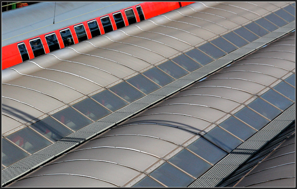 Dachlandschaften - 

... gesehen im Hauptbahnhof Freiburg. 

18.09.2010 (M)